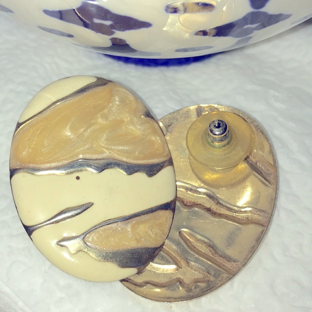 Vintage earrings in marble and swirl cream & gold